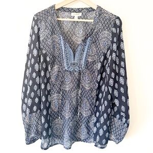 ⭐️ Dressbarn Blue and White Patterned Blouse